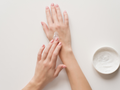O atingere catifelata cu Sanoderm Crema de maini